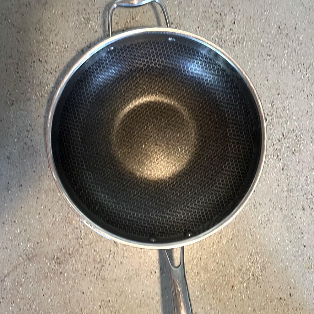 Heclaad nonstick hybrid 12 inch Wok 
Stay cool dishwasher safe and oven safe